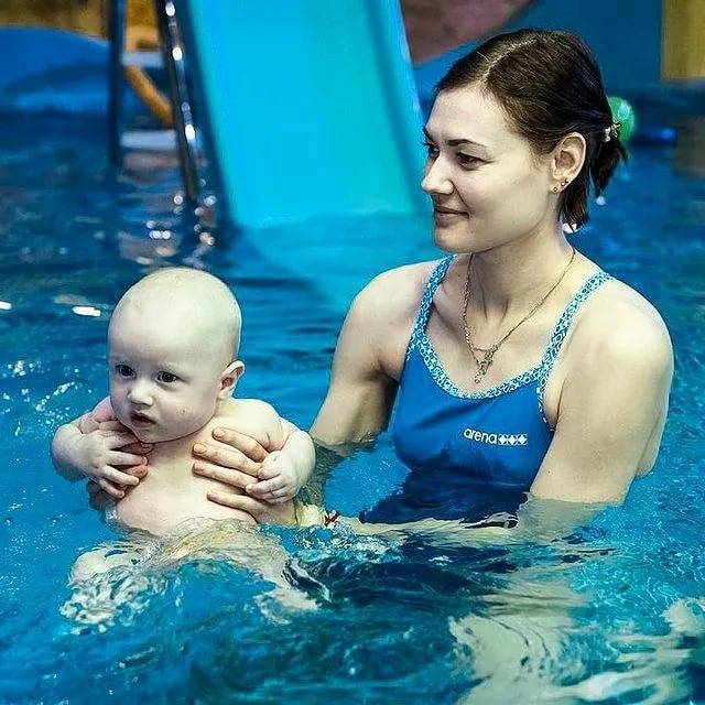 Польза грудничкового плавания, плюсы и минусы обучения плаванию новорожденнх