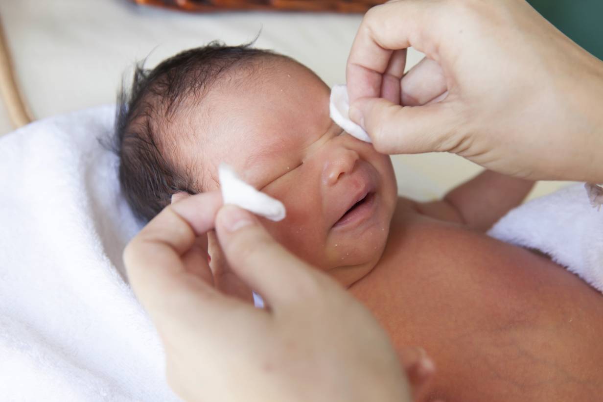 Чем протирать и промывать глаза новорожденному, если они гноятся