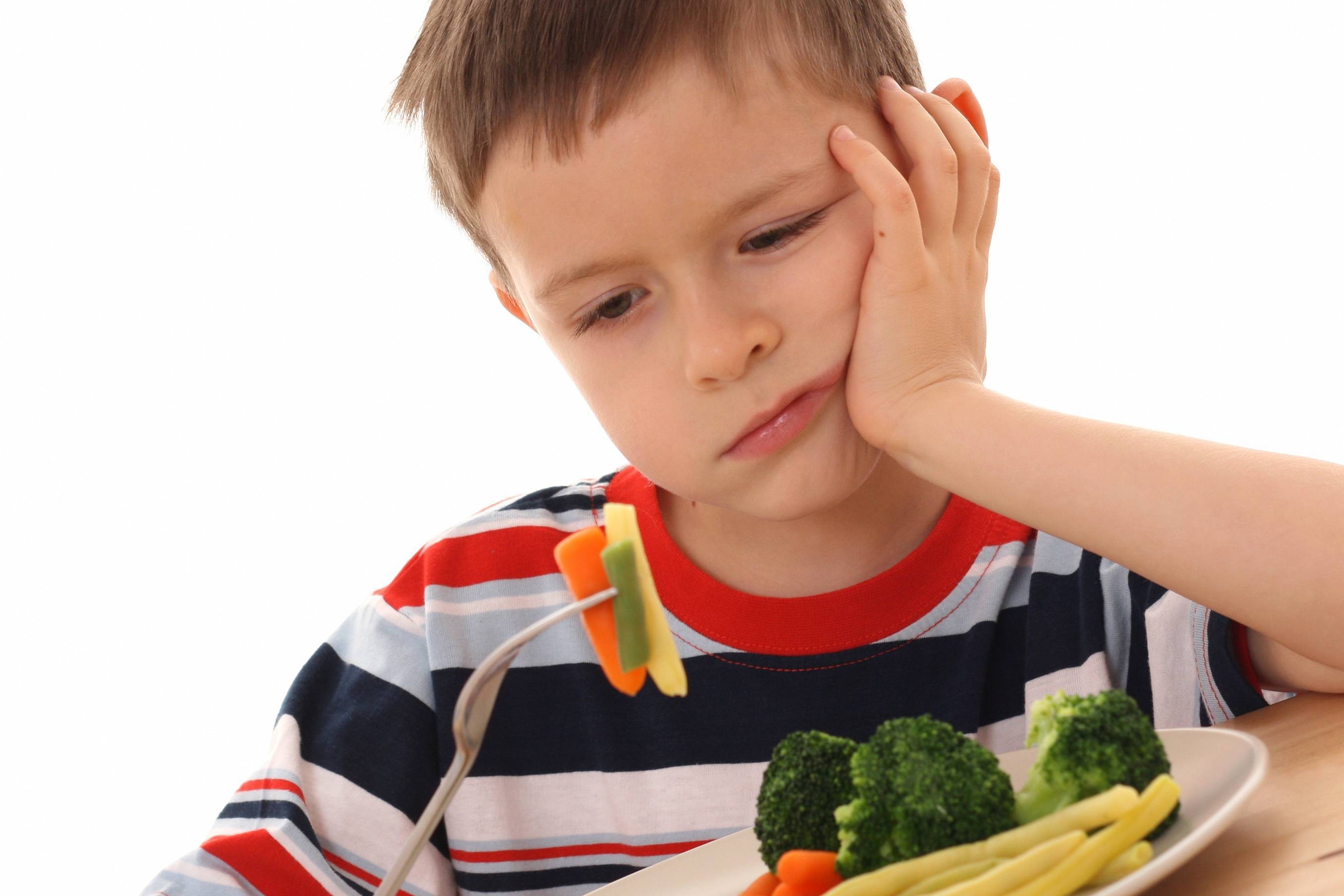 Ребенок не ест мясо. стоит ли заставлять?