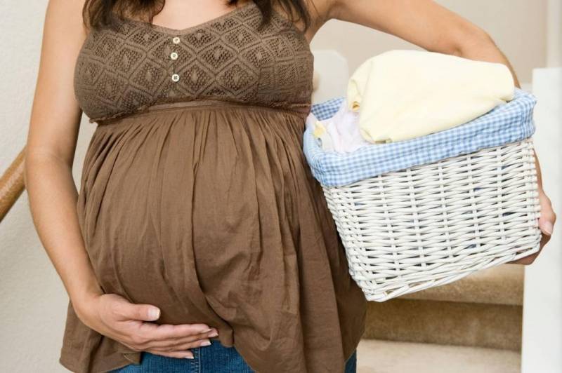 Тянет (болит) низ живота при беременности на 1, 2, 3 триместре