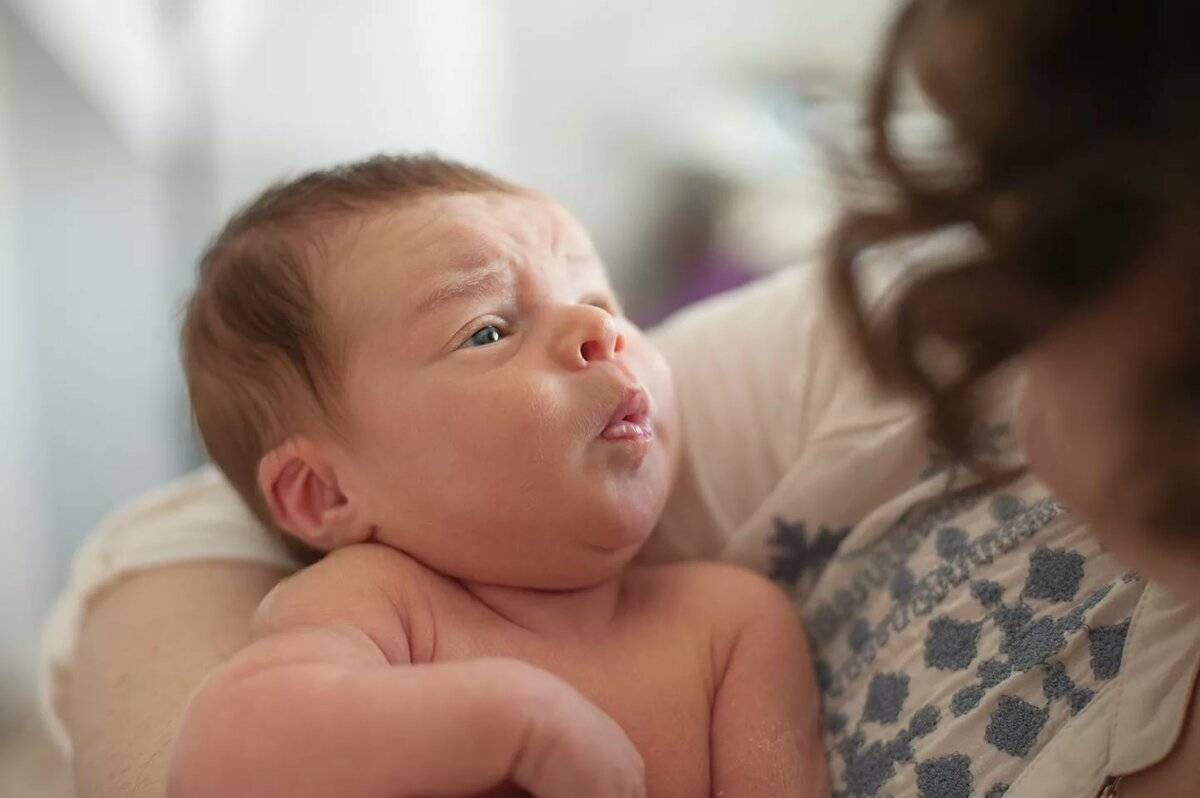 Когда начинает видеть новорожденный: особенности зрения грудничка