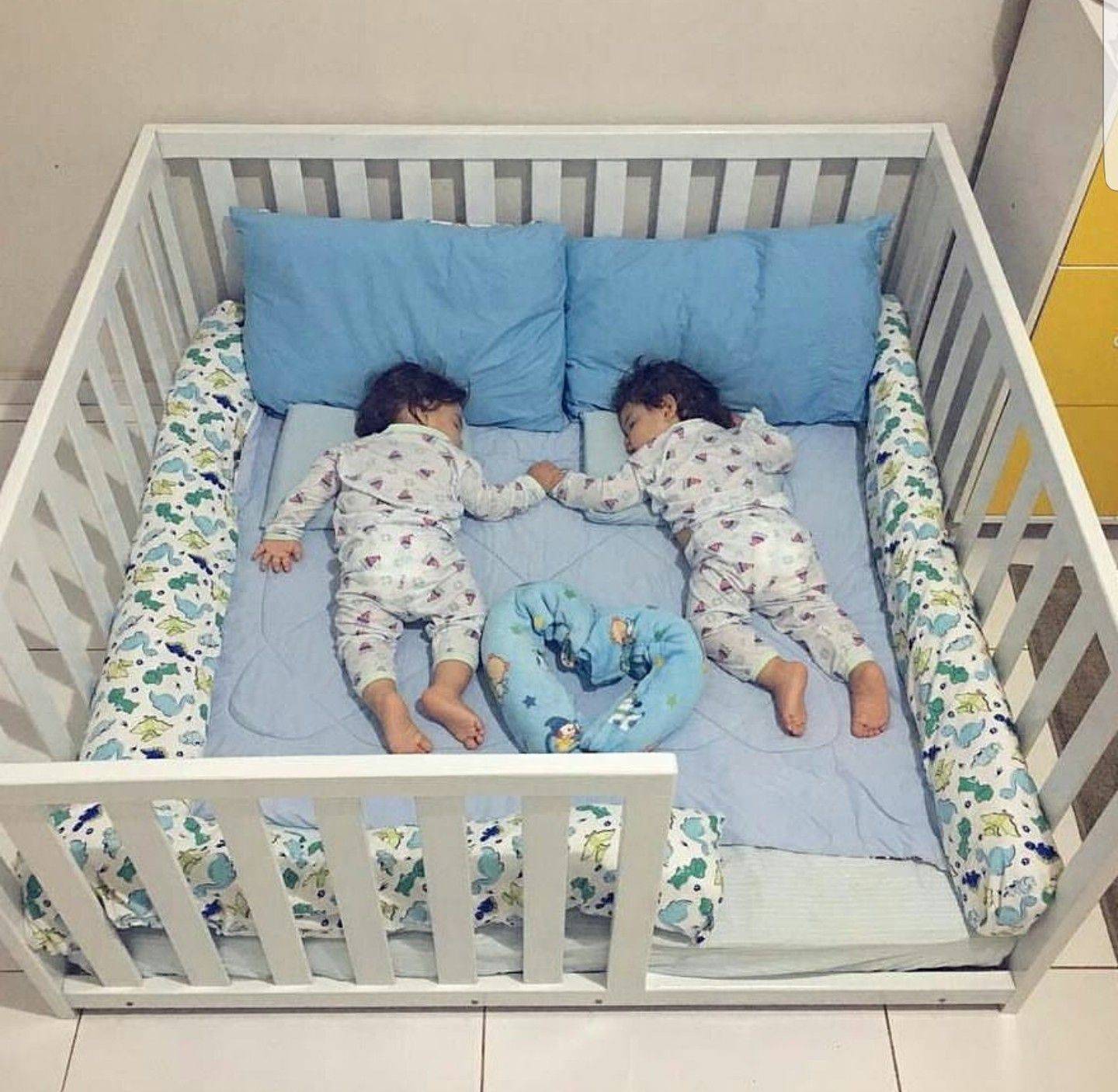Кроватки для двойняшек сравниваем с отдельными двумя кроватями для двойняшек рассматриваем все варианты детских кроваток для двойняшек новорожденных