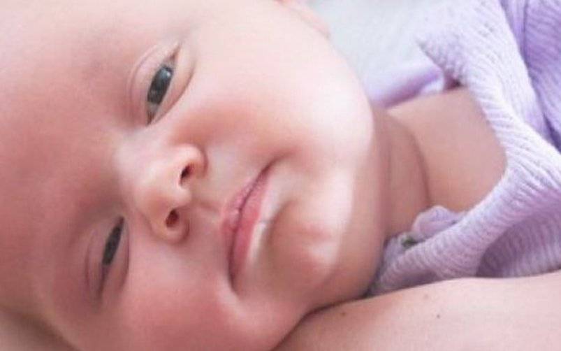 Ребенок спит с открытыми глазами – какие причины и что делать 2023
