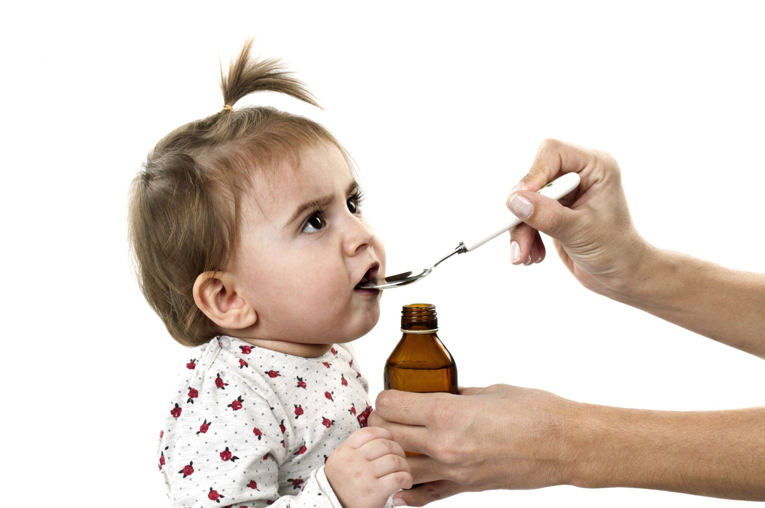 Как ребенку пить капсулу. Лекарство для детей. Ребенок пьет лекарство. Таблетки для детей. Ребенок пьет таблетки.