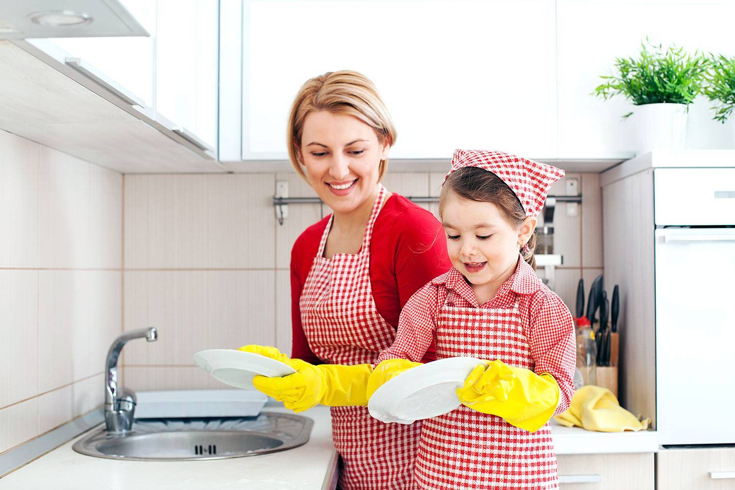 Что может делать ребенок по дому и как должен помогать в домашних делах