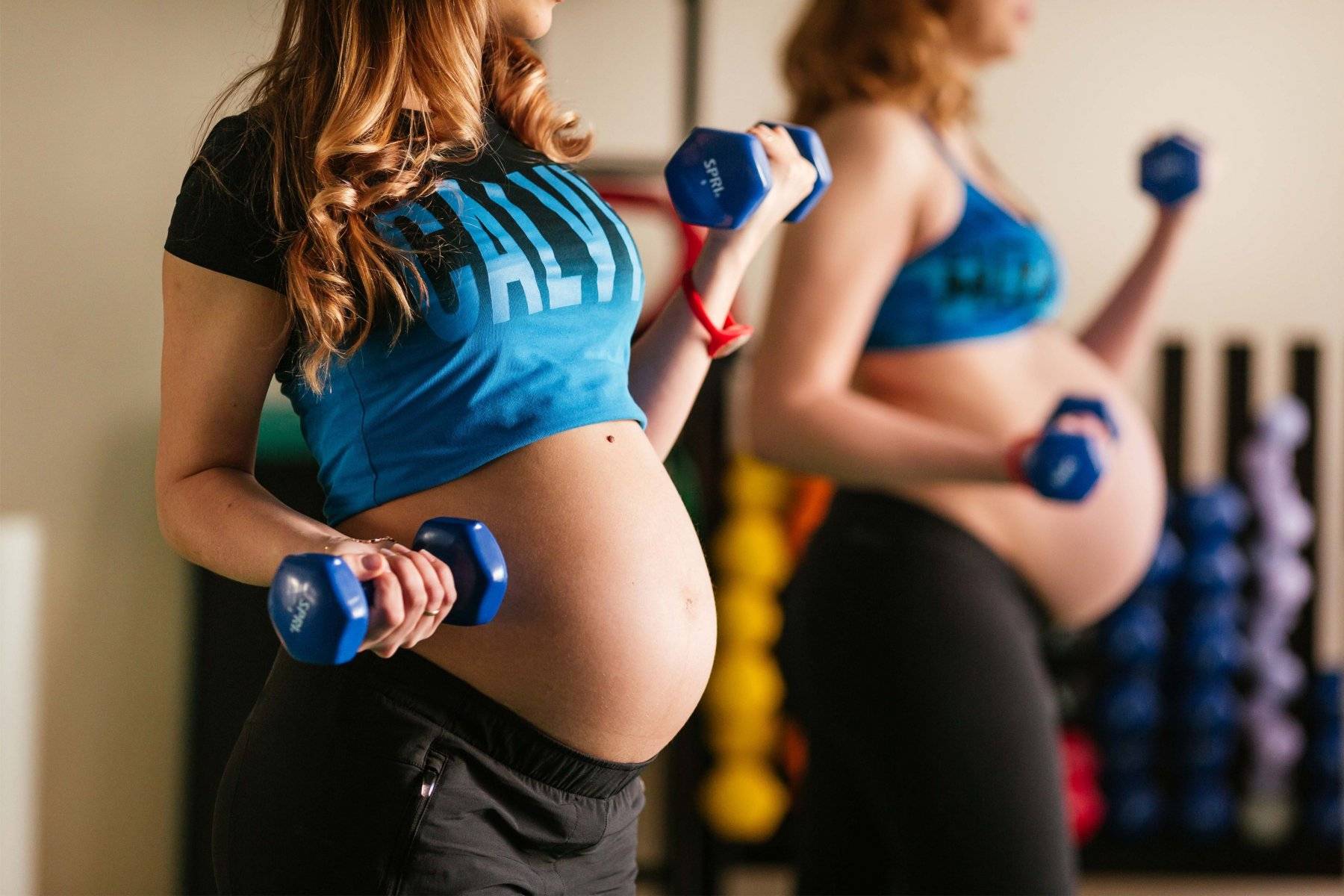 Заниматься спортом при беременности. Фитнес для беременных. Фитнес беременные. Беременность и спорт. Спортивные беременные женщины.
