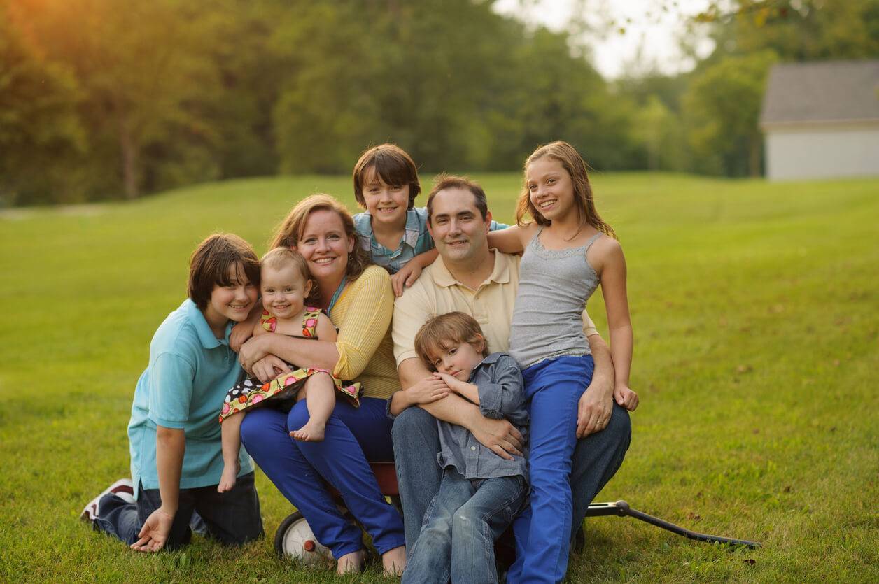User family. Счастливая многодетная семья. Большая счастливая семья. Семья с пятью детьми. Семья с четырьмя детьми.
