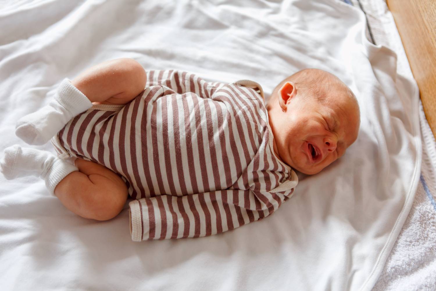 Почему новорожденный кряхтит во сне