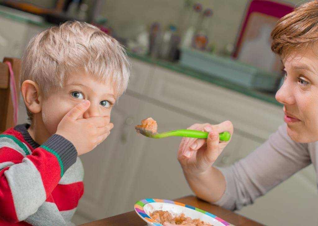 Ребёнок играет с едой: психолог рассказывает, что делать