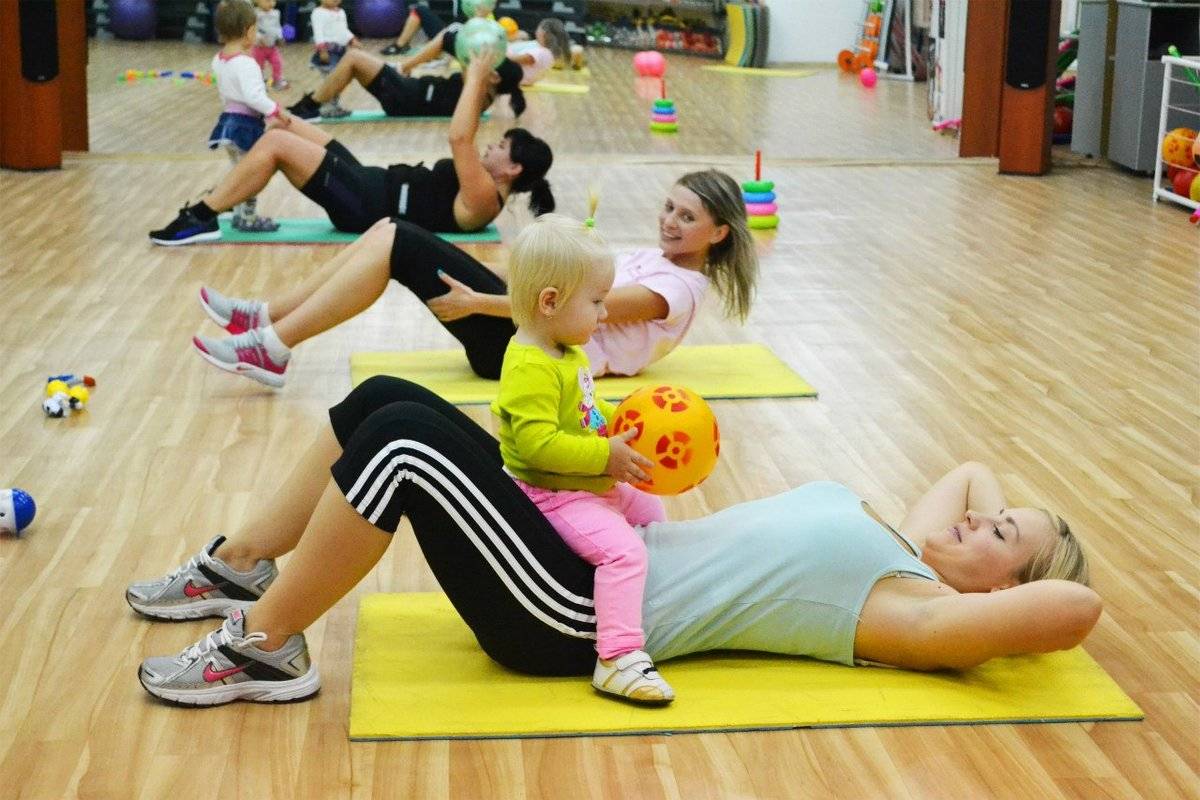 Детский фитнес. Спортивные занятия для детей. Фитнес с малышом. Занятие детей фитнесом. Молодая мама центр
