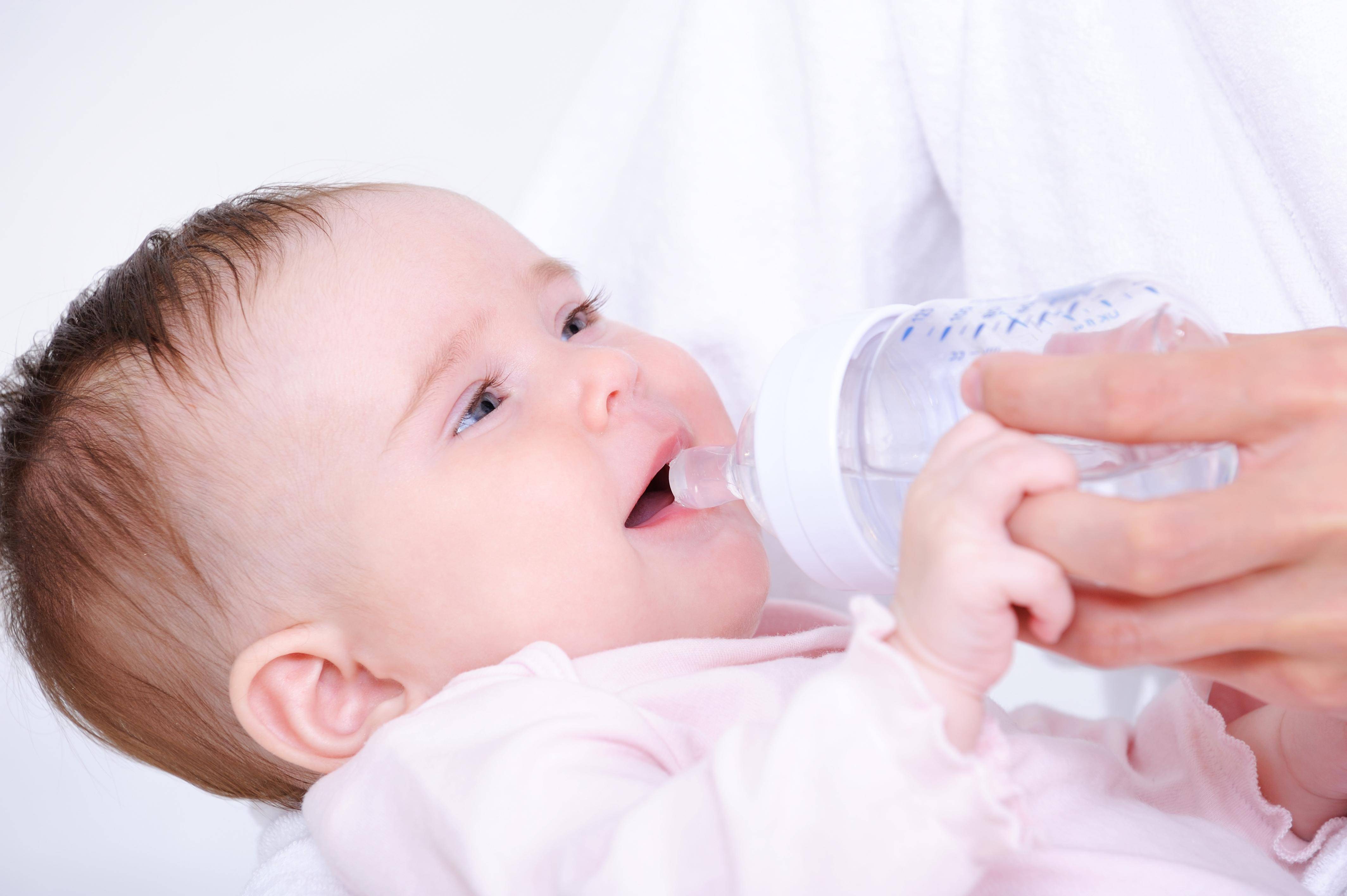 Водичка на грудном вскармливании. Ребенок пьет воду. Малыш пьет. Вода для новорождённых. Ребенок с бутылочкой.