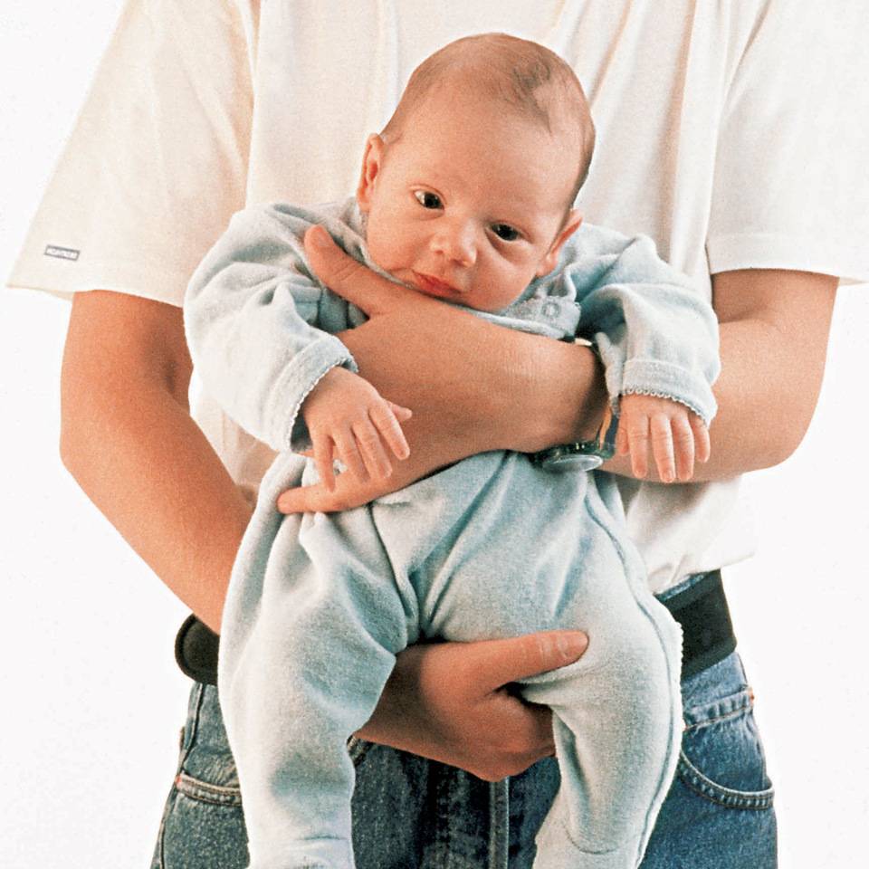 Как правильно держать новорожденного: удобно и безопасно