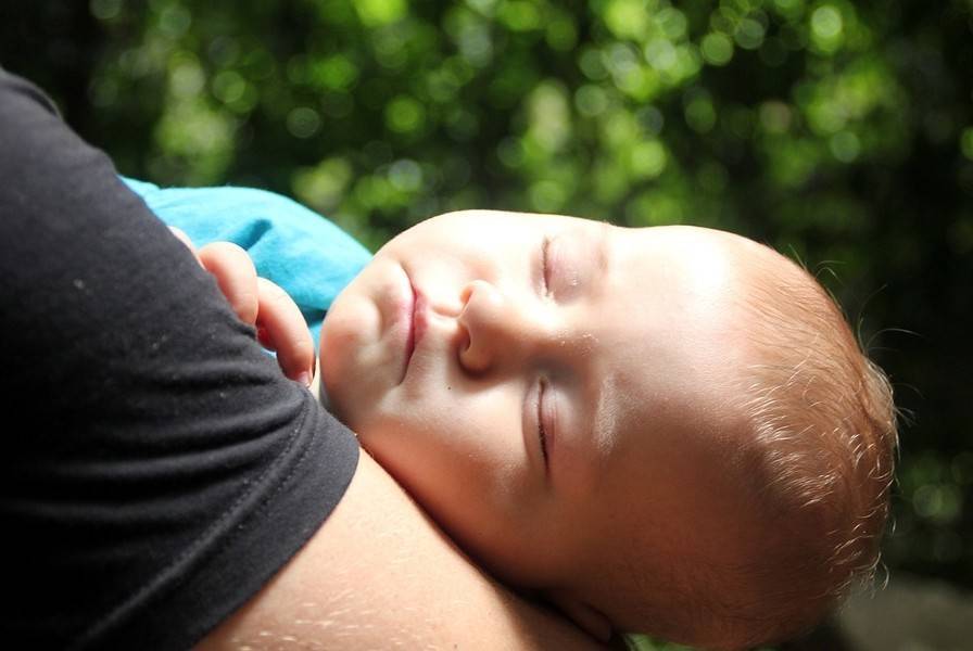 Почему новорожденный спит только. ребенок спит только на руках: вредная привычка или проблема?
