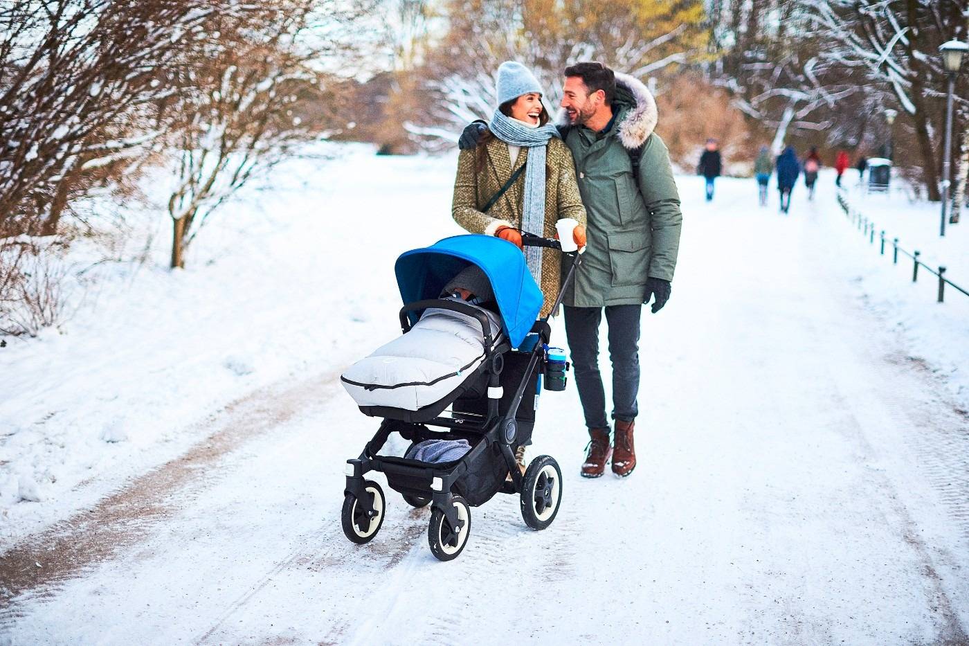 Первые прогулки с новорожденным. Зимняя прогулочная коляска. Коляска зимой. Прогулки с малышом. Прогулка с ребенком в коляске.