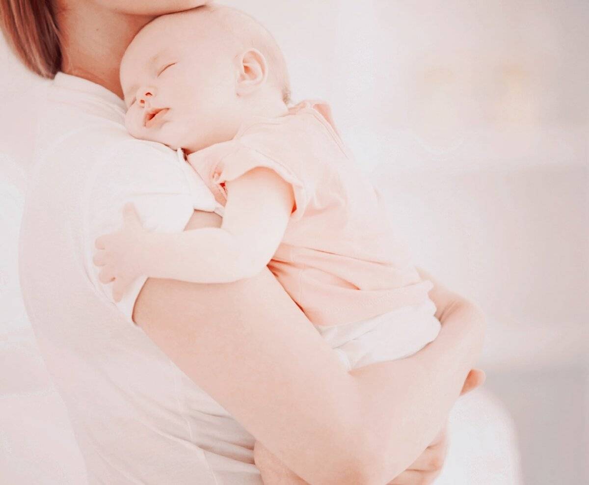 Почему рекомендуется держать новорожденного столбиком после кормления? как правильно держать новорожденного столбиком?
