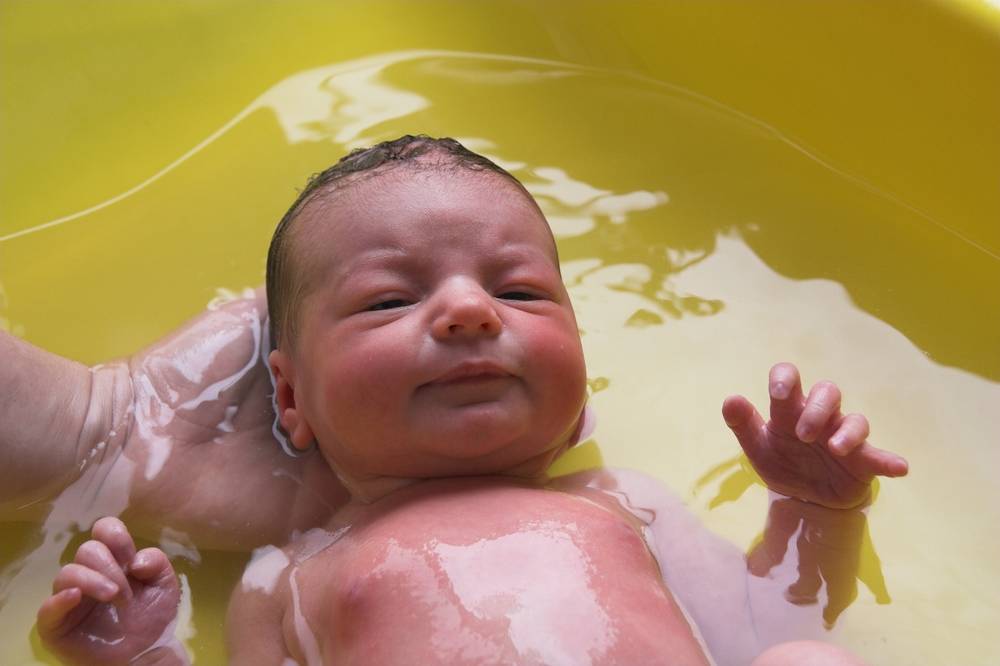 Ребенка после ванной. Купание малыша. Купание новорожденных детей. Для купания новорожденных. Ребенок после купания.
