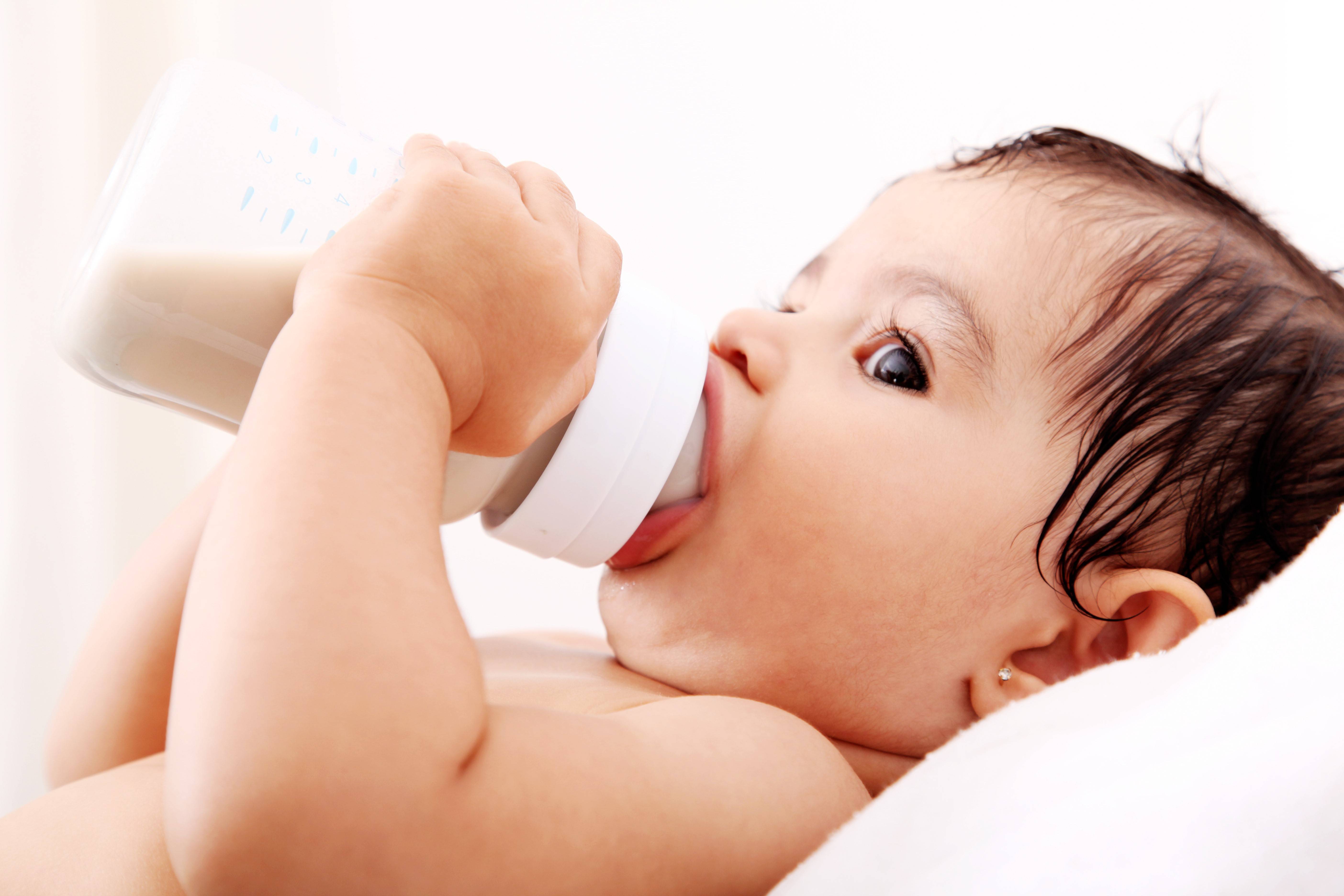 Ребенок срыгивает молоко после кормления новорожденный. Срыгивание у новорожденных. Кормление новорожденного. Срыгивание фонтаном у грудничка. Ребенок с соской.