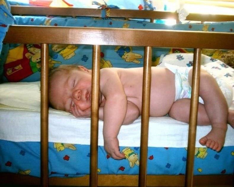 Как научить ребенка спать в своей кроватке?