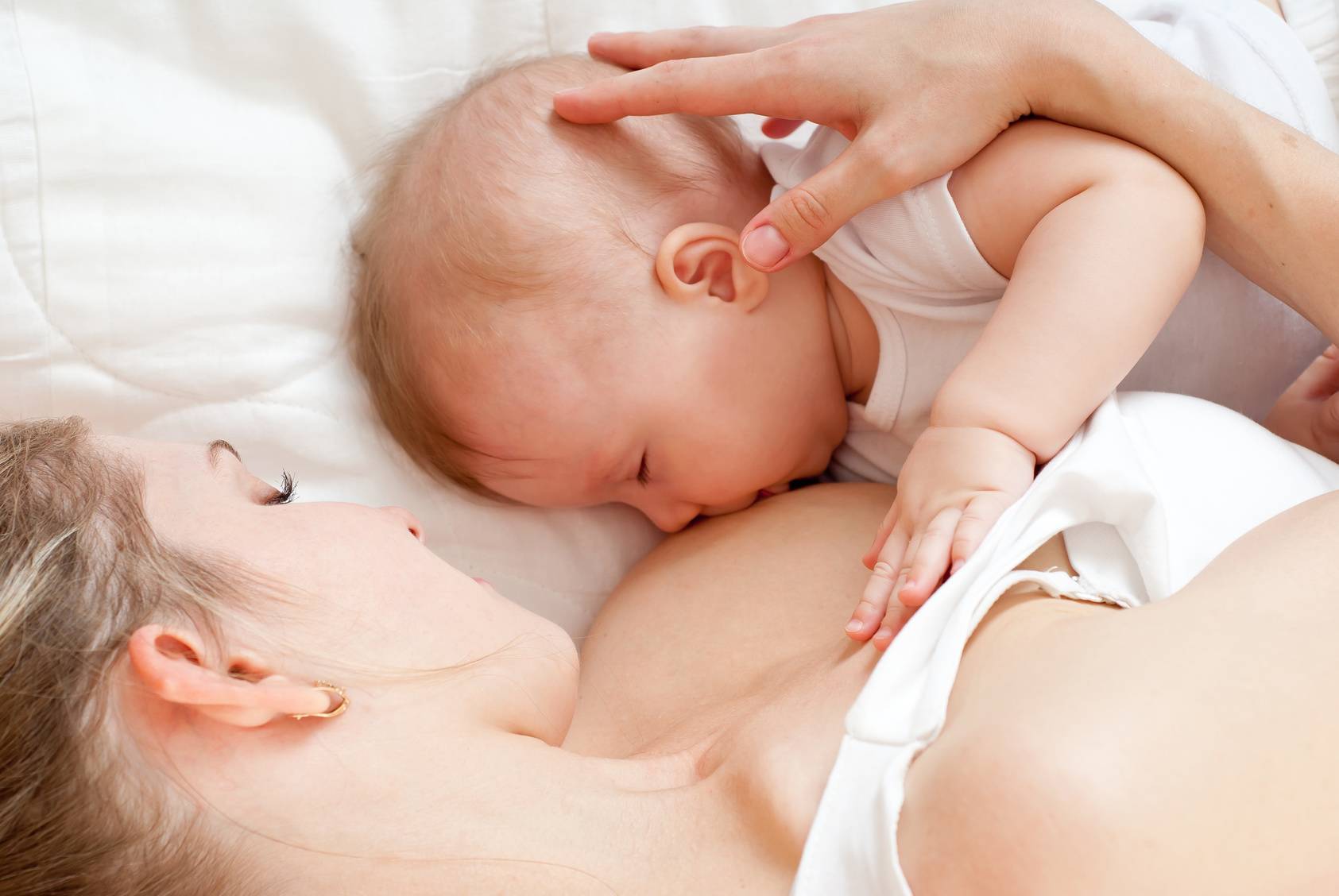 Можно ли осветлять волосы во время кормления ребенка грудным молоком