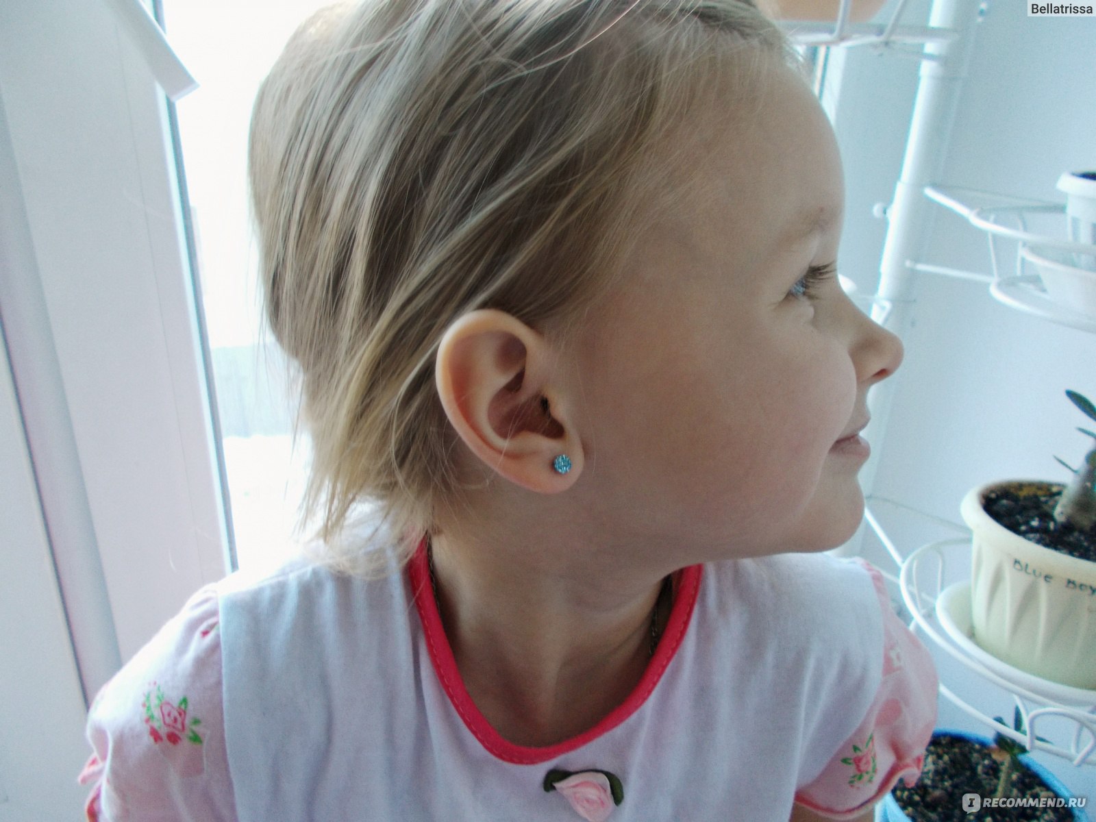 Во сколько лет прокалывают уши. Детский прокол ушей фот. Правильный прокол ушей ребенку.