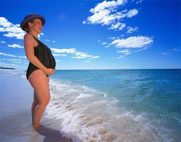 Можно ли беременным загорать на солнце на ранних или поздних сроках: чем опасно купание в открытом водоеме при беременности и в какие часы лучше всего находится на солнце