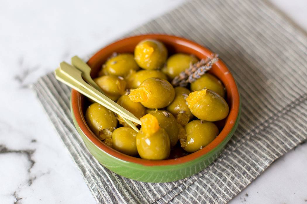 Оливки и маслины при беременности: вред или польза