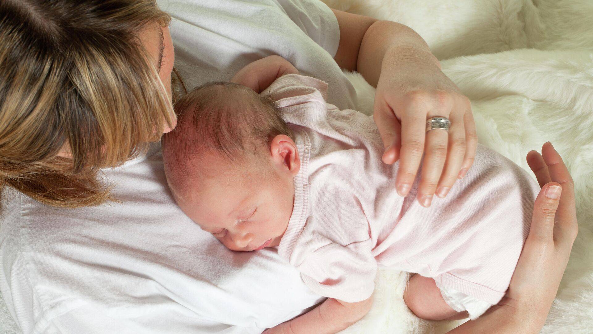 Ребенок спит только на руках: причины, плюсы и минусы, как отучить