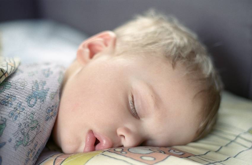 Открытые глаза у детей во время сна: объяснение явления