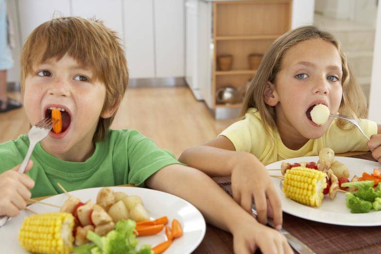 Как перестать сражаться с ребенком, который ничего не ест: советы родителям