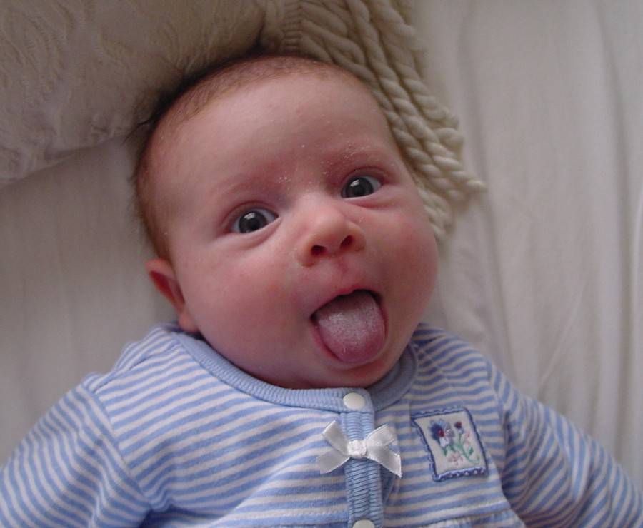 Ребенок высовывает язык - почему так делает грудной малыш в 2-3 месяца? | spacream.ru