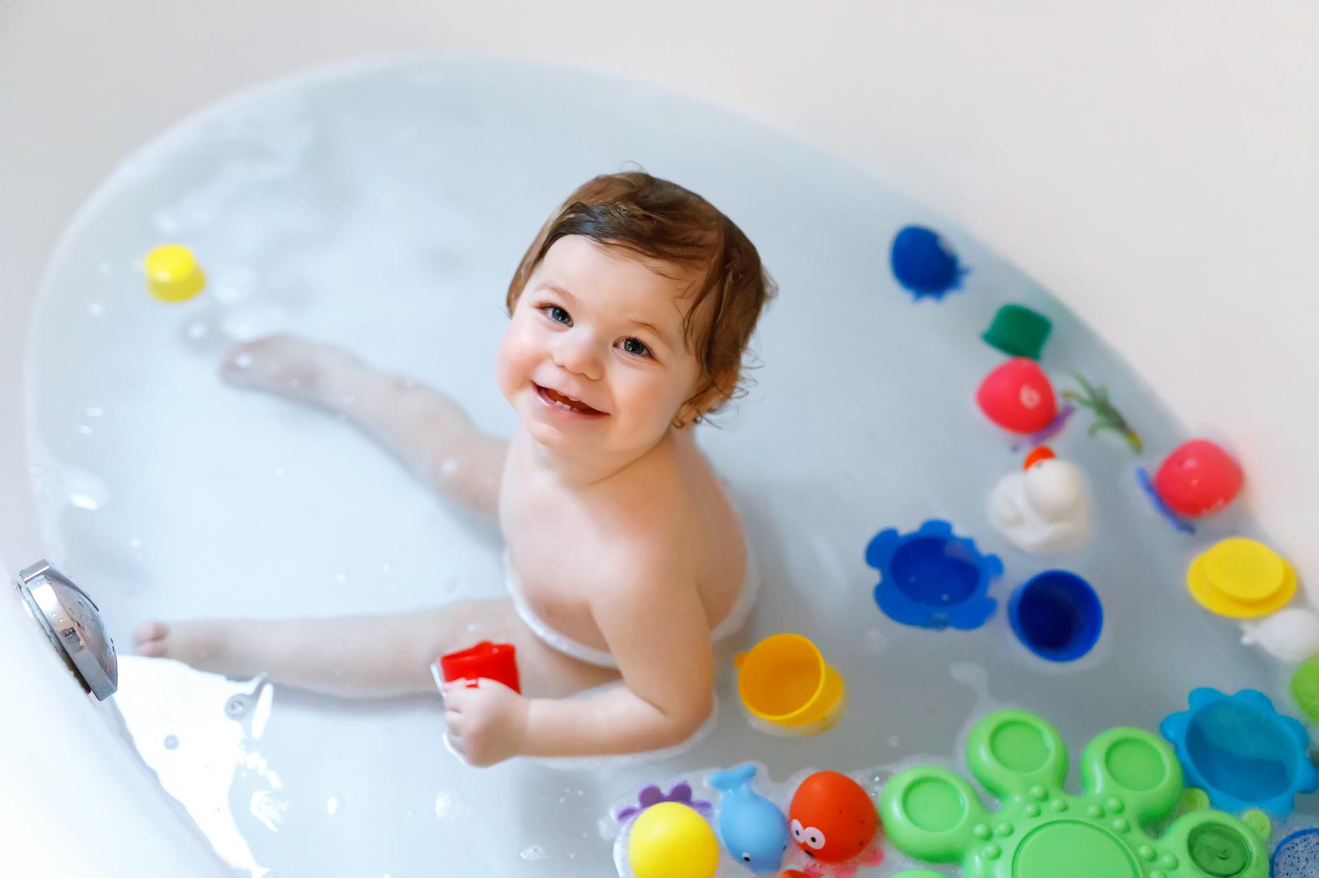 Игра ребенок в ванне. Игрушка для купания в ванной. Малыш в ванной. Игрушки для ванны для малышей. Ванная для малыша.