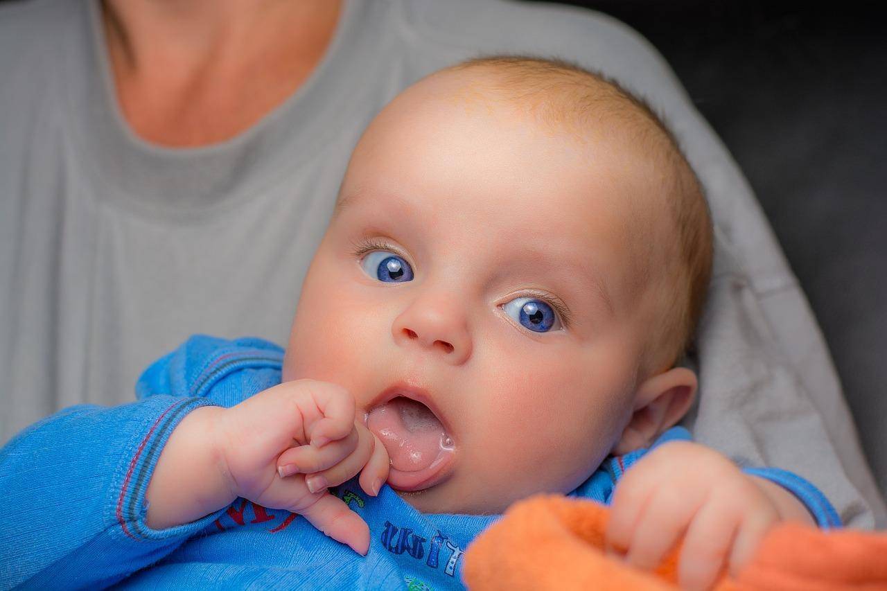 Ребенок 2 месяца слюни пузырями