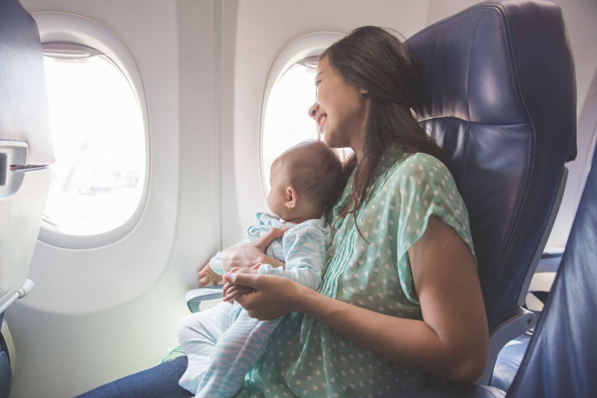 Что взять ребенку в самолет – перелет с детьми в самолете