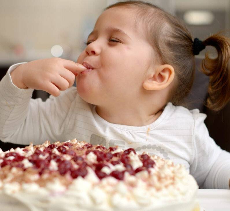Что делать, если ребенок ничего не ест кроме сладостей? - мамазонка