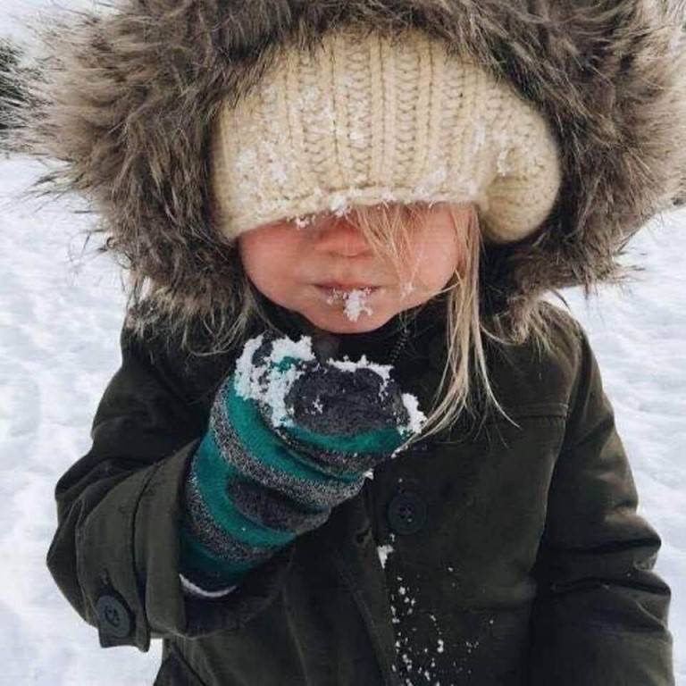 Ребенок ест снег | уроки для мам