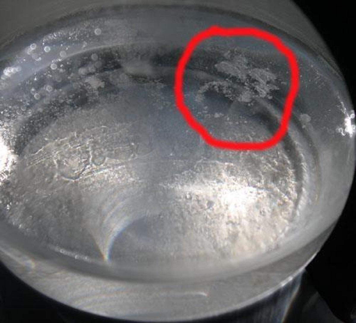 Почему видно воду. Налет на алюминиевой посуде. Белый налет на алюминиевой посуде. Осадок в воде после кипячения. Белые хлопья в воде.