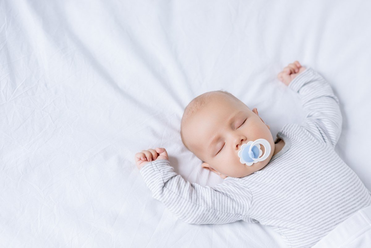 Как приучить ребёнка к соске: отношения новорождённого и пустышки
