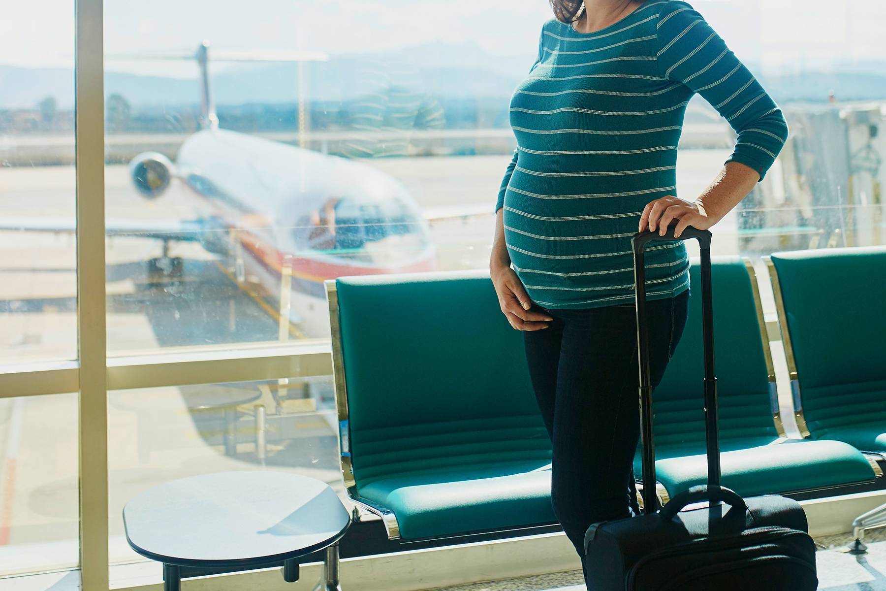 Перелет во время беременности на разных сроках. можно ли беременным летать на самолетах? :: syl.ru
