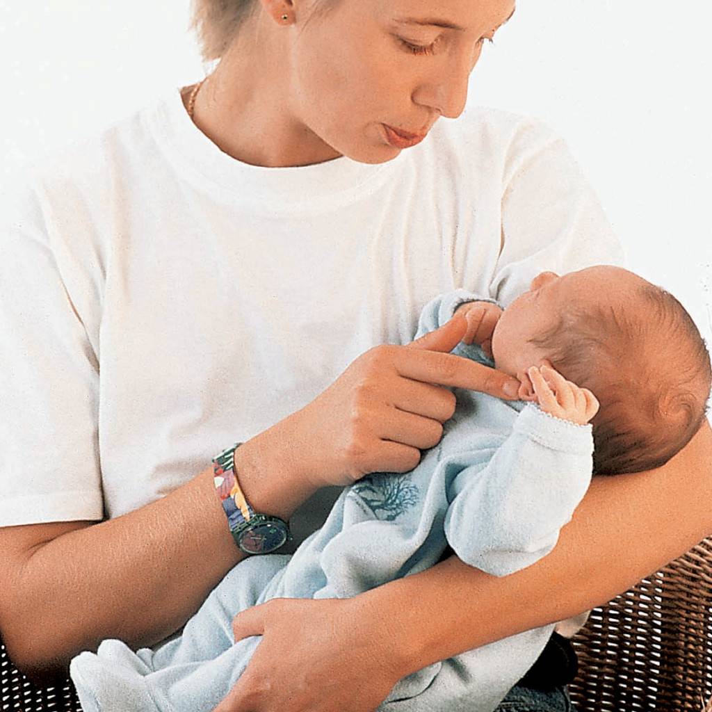 Как правильно держать новорожденного. топ-6 основных позиций