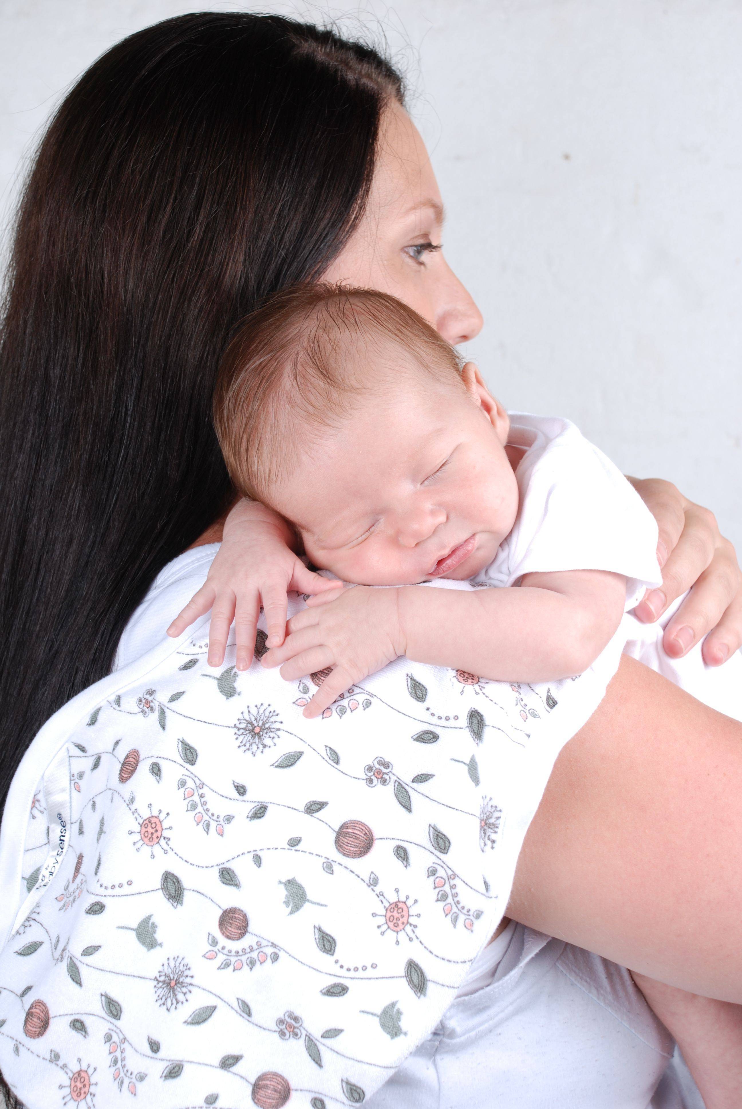 Ребенку месяц сильно срыгивает. Срыгивание новорожденного. Срыгивает новорожденный. Срыгивание у новорожденных грудным молоком.
