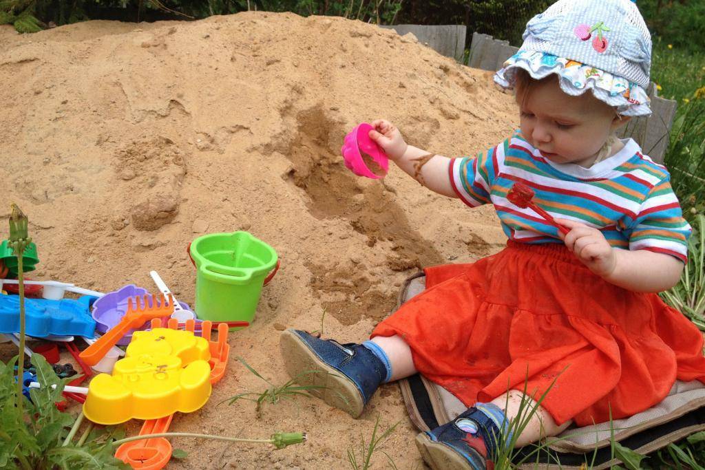 Почему ребенок ест песок в 2 года