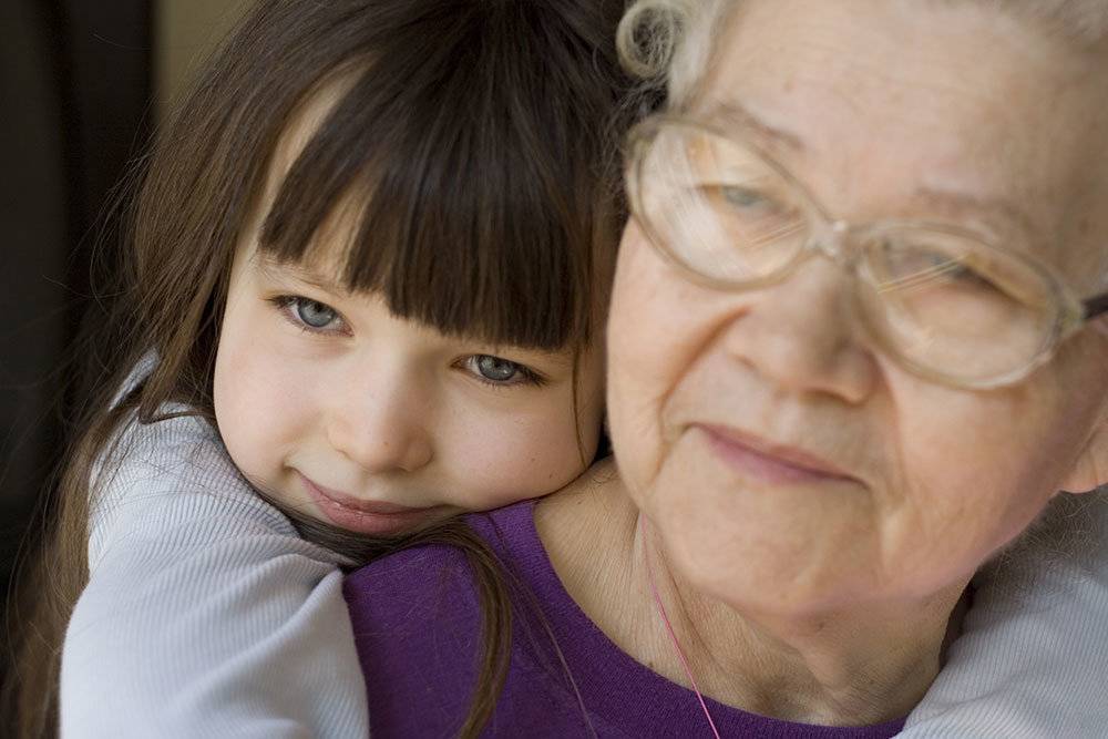 Grandma and son. Бабушка и внучка. Девочка и бабушка. Девочка обнимает бабушку. Объятия с бабушкой.