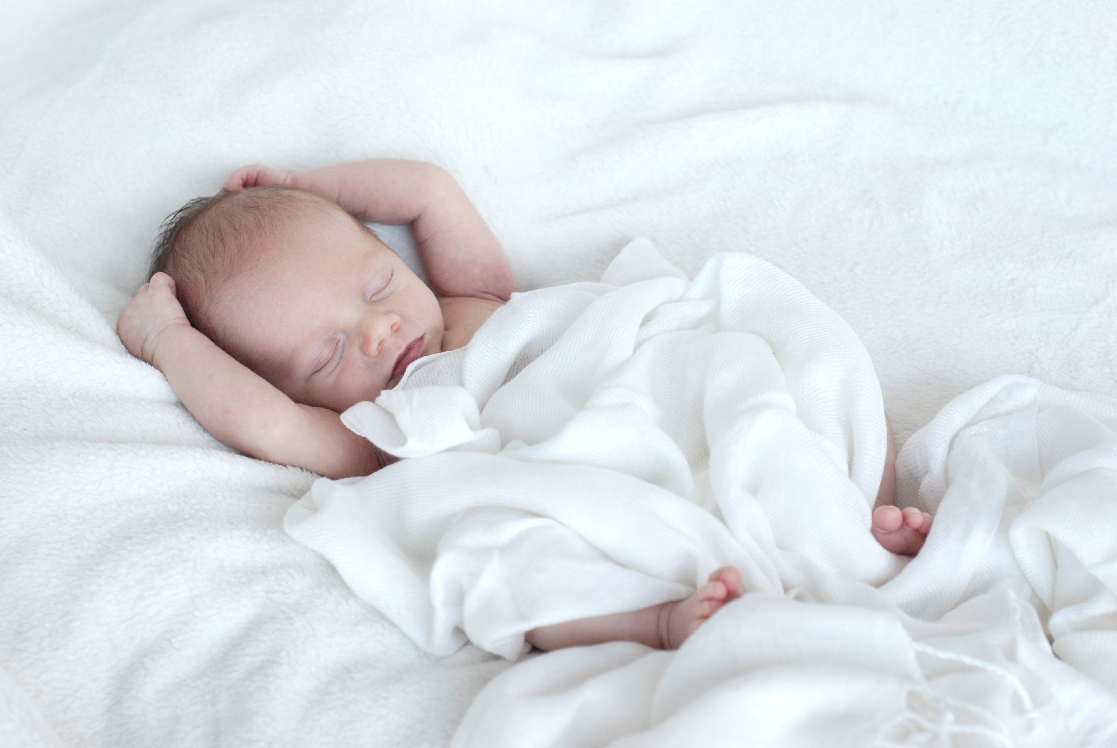Ребенок не спит без пеленки: когда отучать?