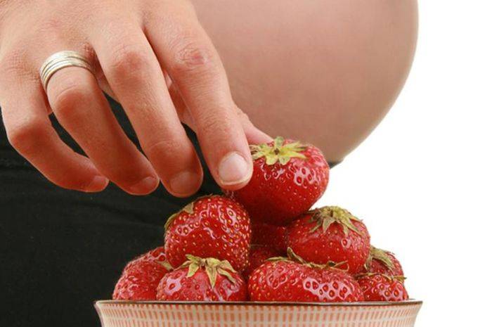 Клубника при беременности — как правильно употреблять аллергенную ягоду?