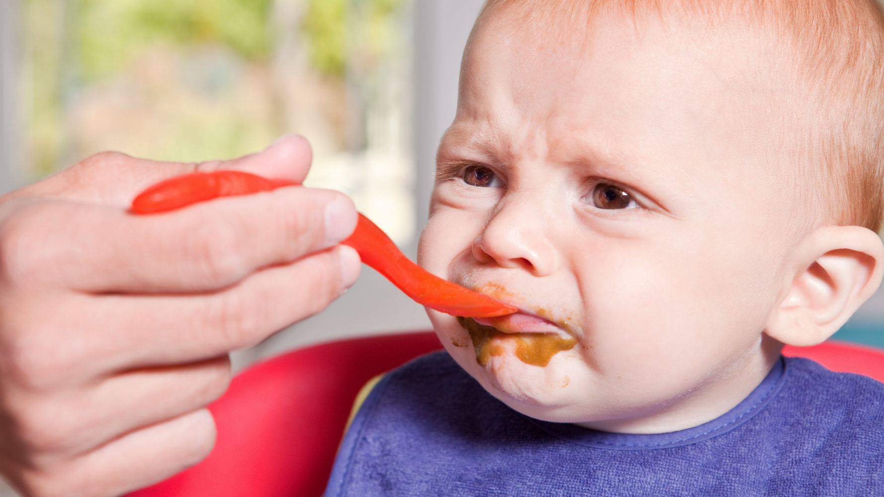 Ребенок плохо есть вечером. Ребенок ест. Малыш ест. Детки кушают. Ребенок отказывается есть.