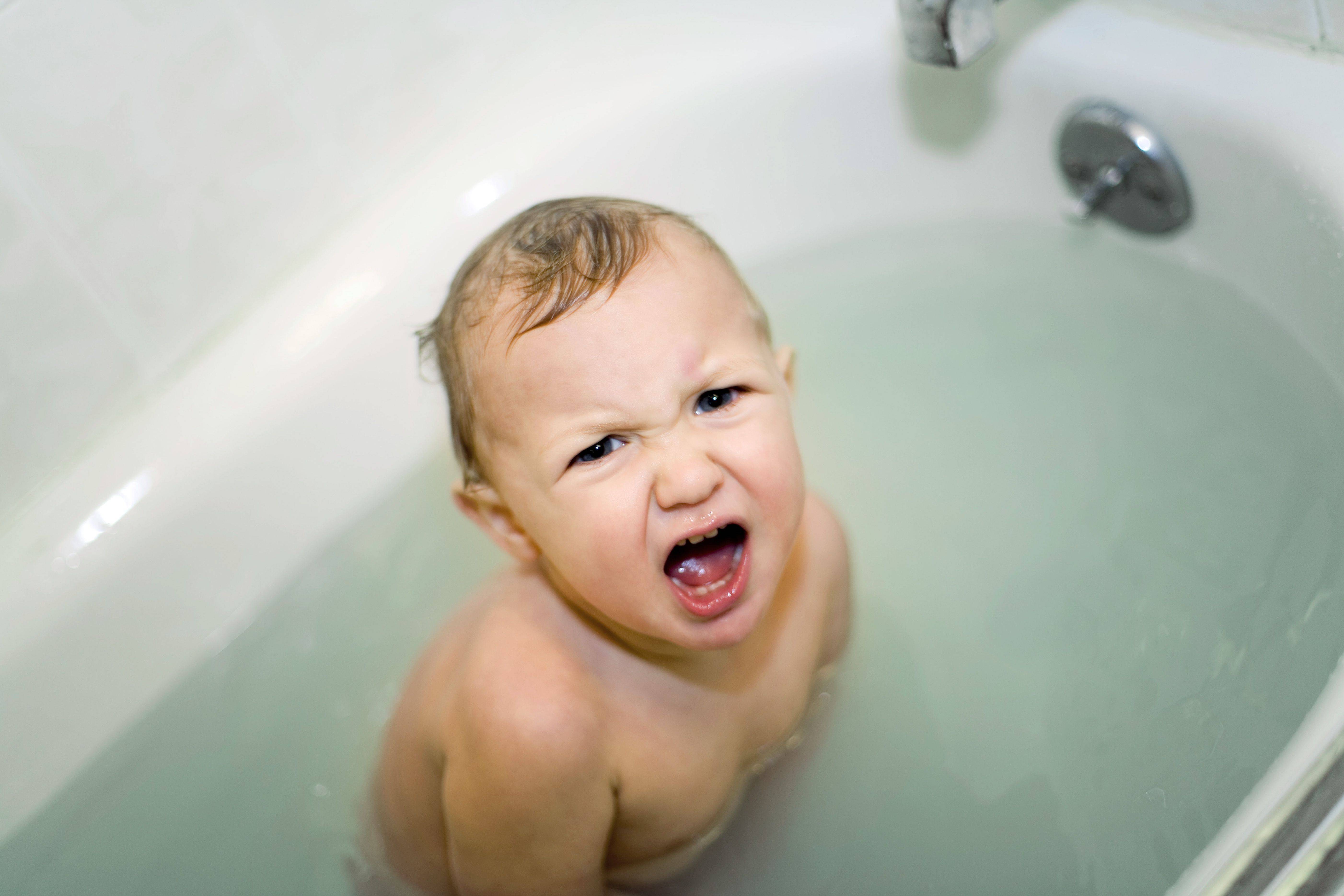 Почему ребенок боится воды и как помочь ему полюбить полезные водные процедуры. - детская психология