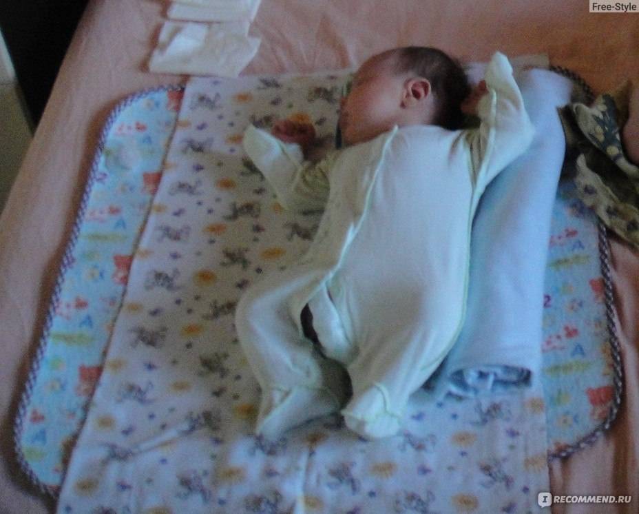 Как укладывать новорожденного после кормления. Валик из пеленки для новорожденных. Пеленка под бок новорожденного. Валик под голову для новорожденных из пеленки.