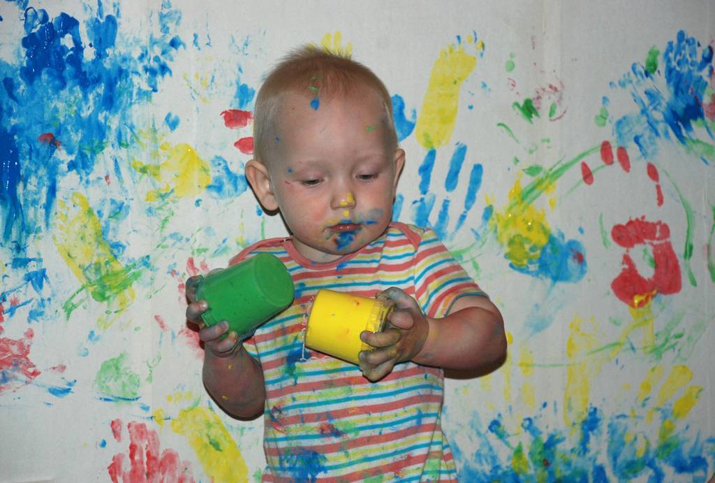 Ребенок изрисовал. Краски для детей. Рисование красками для детей. Рисуем красками с детьми.