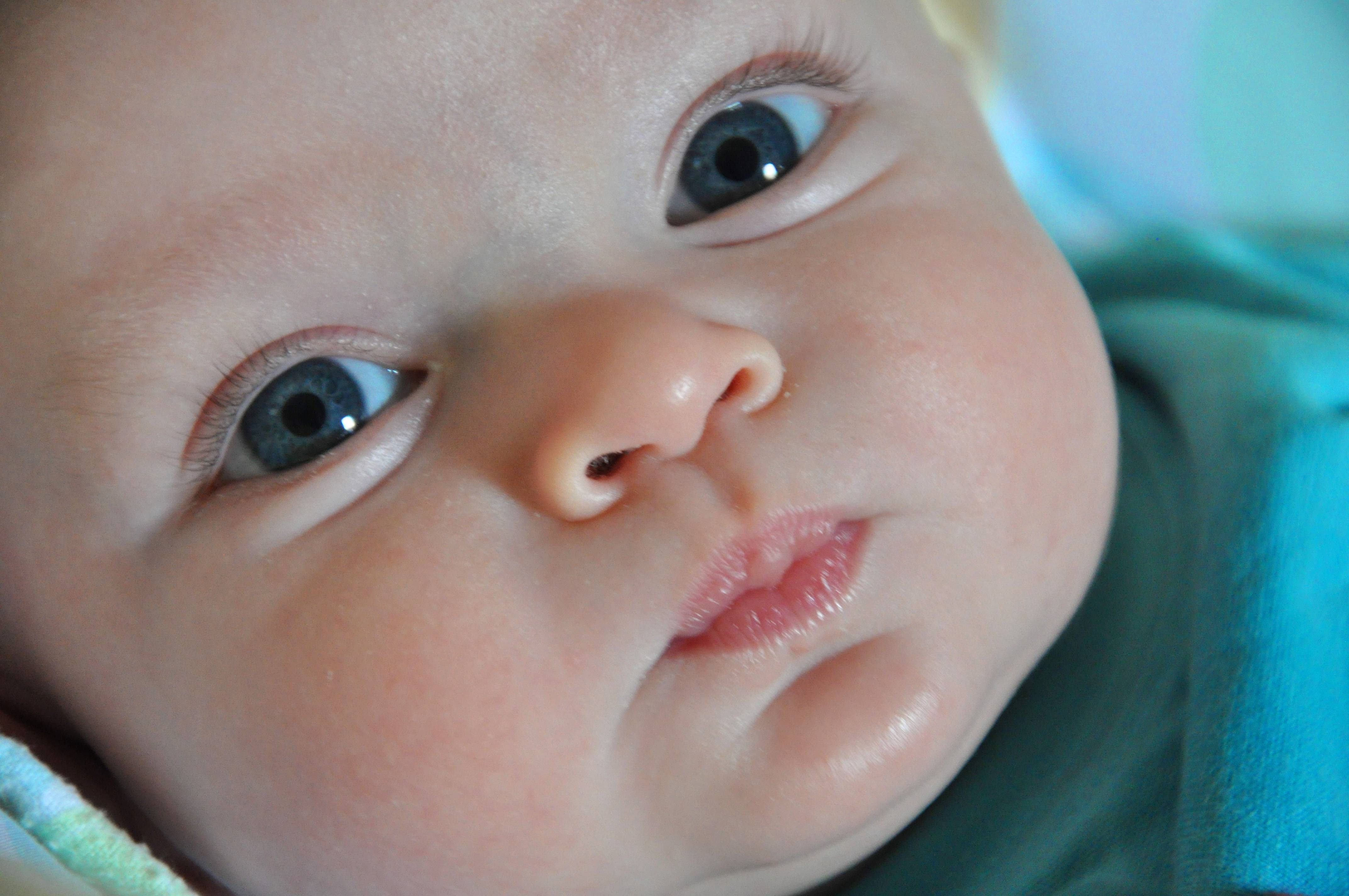 Новорожденный ребенок глазки. Глаза новорожденного. Мешки под глазами у новорожденного. Мешки под глазами у ребенка.