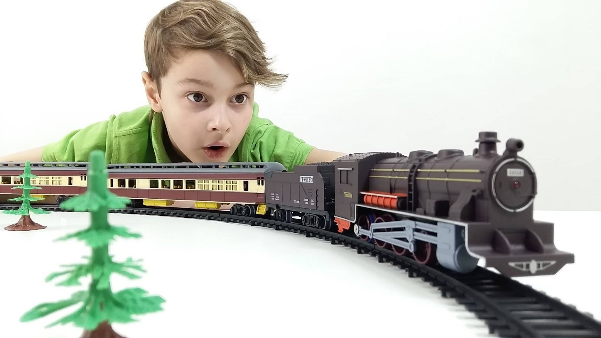 Ребенок с железной дорогой. Железная дорога для детей. Игрушечная железная дорога. Игрушки для мальчиков железная дорога. Поезд игрушка подарок для мальчика.